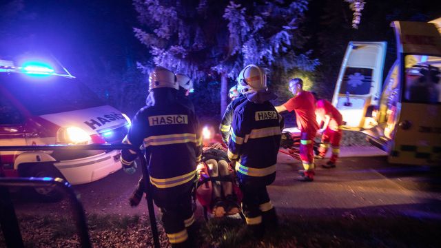 Čelní střet náklaďáku s osobním autem na jihu Moravy, záchranáři bojují o životy zraněných